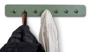 Grüne Garderobenleiste mit sechs Haken, frontal fotografiert, mit zwei aufgehängten Jacken.