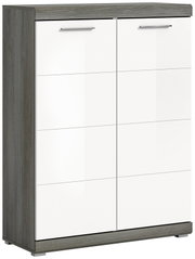 Moderner Schuhschrank mit zwei weißen Fronttüren und grauer Holzoptik, Metallgriffen und Sockel, freigestellt vor weißem Hintergrund, Perspektive: frontale Ansicht mit leichter Linksansicht.
