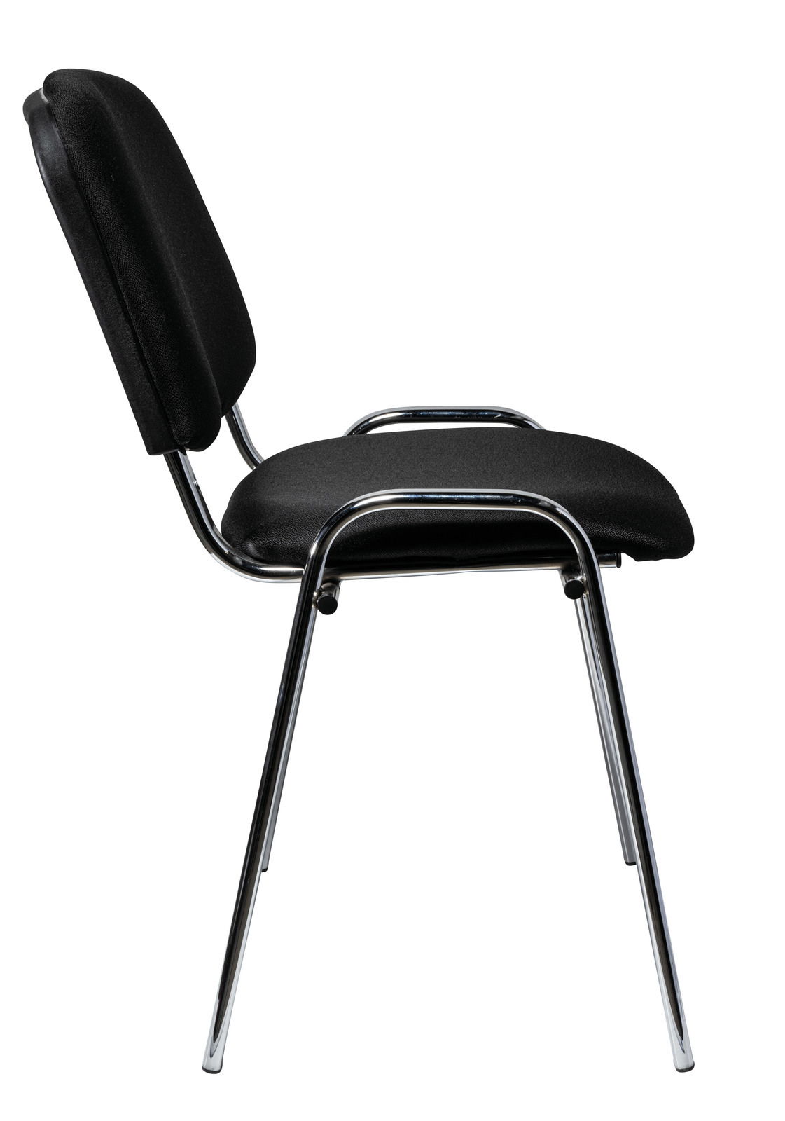 Seitenansicht eines schwarzen Besucherstuhls mit verchromten Beinen und gepolsterter Sitzfläche und Rückenlehne.