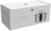 Verpackung des WMF Topfsets Brillant 4-tlg. mit einem Topf auf der rechten Seite, seitliche Perspektive