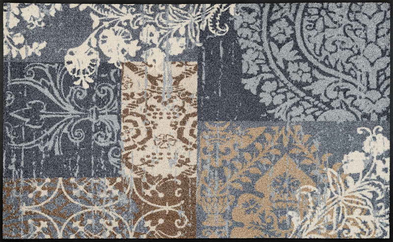Fußmatte Armonia grey mit floralem und geometrischem Muster in verschiedenen Grautönen und Braun, Draufsicht.