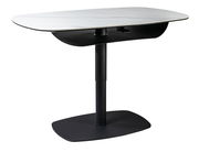 Moderner Couchtisch mit weißer Tischplatte und schwarzem Gestell, seitliche Perspektive