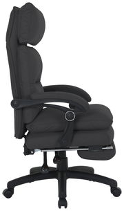 Schwarzer Chefsessel in Seitenansicht mit gepolsterten Armlehnen und verstellbarer Rückenlehne.