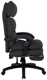 Schwarzer Chefsessel in Seitenansicht mit gepolsterten Armlehnen und verstellbarer Rückenlehne.