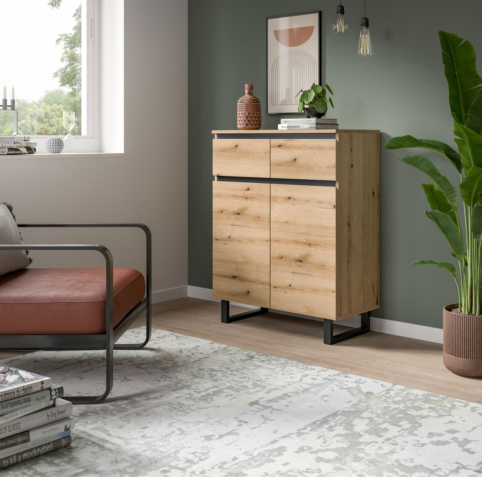 Holzkommode mit zwei Schubladen und zwei Türen, in einem modernen Wohnzimmer mit grüner Wand, Pflanzen und Dekorationen, seitliche Perspektive