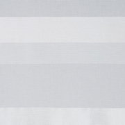 Nahaufnahme eines Flächenvorhangs mit horizontalen Streifen in verschiedenen Weiß- und Grautönen.