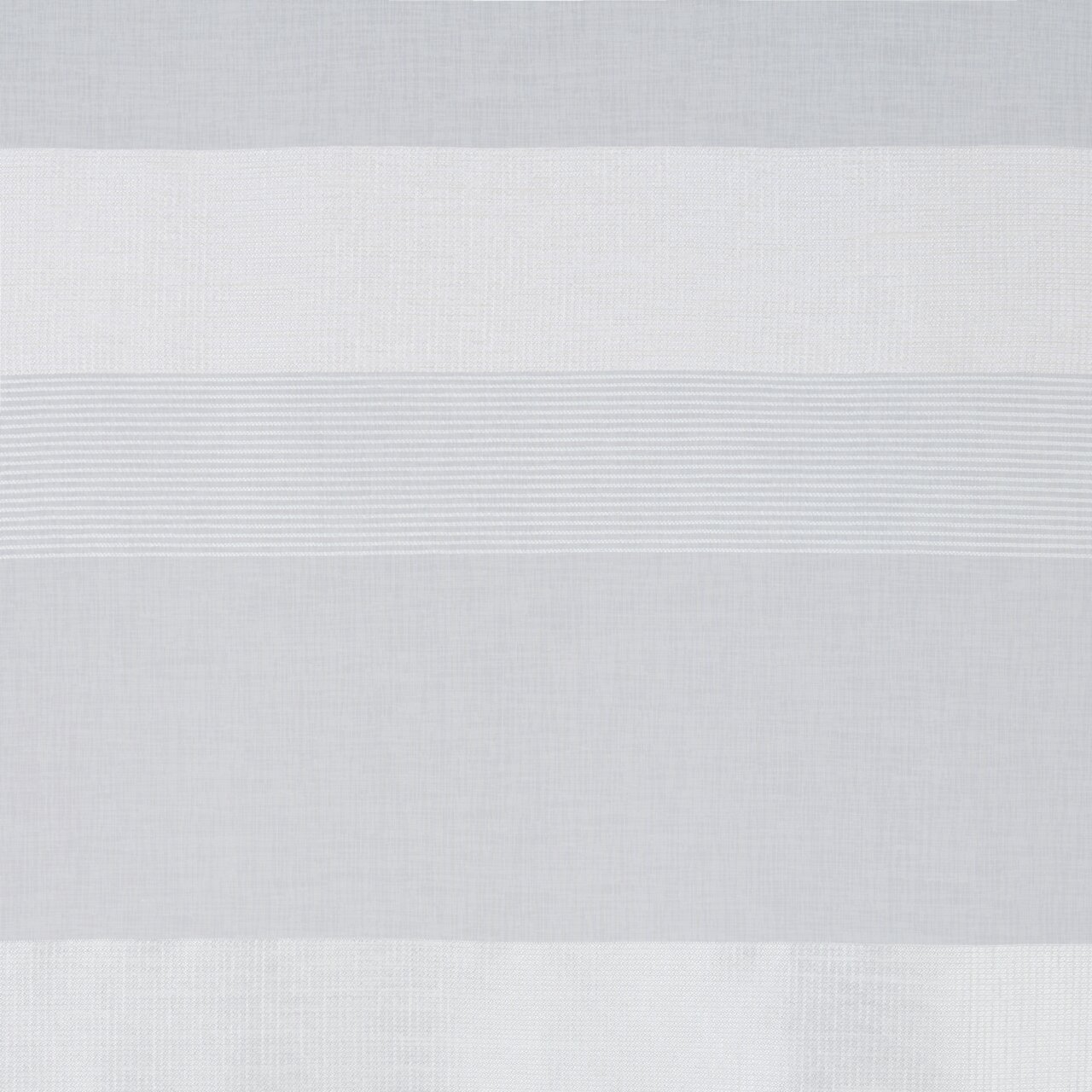 Nahaufnahme eines Flächenvorhangs mit horizontalen Streifen in verschiedenen Weiß- und Grautönen.