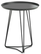 Moderner schwarzer Beistelltisch mit runder Tischplatte und filigranem Metallgestell, seitliche Perspektive