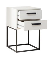 Moderne weiße Nachtkommode mit zwei offenen Schubladen und schwarzem Metallgestell, seitliche Perspektive