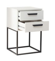 Moderne weiße Nachtkommode mit zwei offenen Schubladen und schwarzem Metallgestell, seitliche Perspektive