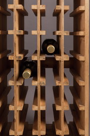 Nahaufnahme eines hölzernen Weinregals mit zwei gelagerten Weinflaschen, frontal betrachtet.