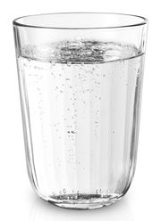 Facettenglas mit 34 cl Fassungsvermögen, gefüllt mit sprudelndem Wasser, aus seitlicher Perspektive fotografiert.