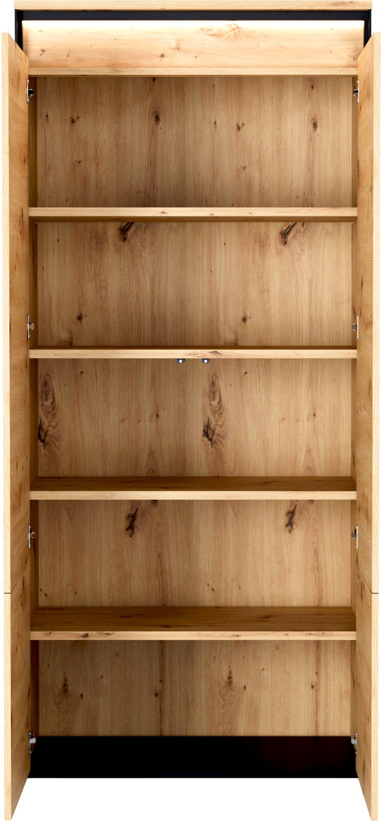 Hoher Schrank in natürlicher Holzoptik mit markanter Maserung, mehreren Einlegeböden und geöffneten Türen, frontal von vorne dargestellt