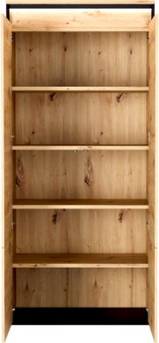 Hoher Schrank in natürlicher Holzoptik mit markanter Maserung, mehreren Einlegeböden und geöffneten Türen, frontal von vorne dargestellt