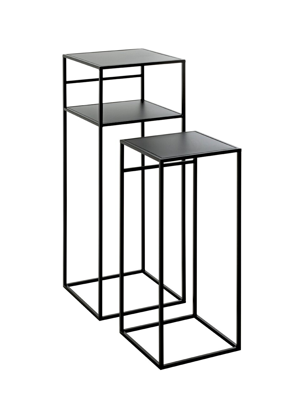 Zurbrüggen Beistelltisch Zweiteiliges Set aus schwarzen, quadratischen Beistelltischen aus Metall mit offenem, kubischem Gestell und Ablagefläche, in leicht schräger Frontansicht freigestellt auf weißem Hintergrund