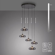 Moderne LED-Pendelleuchte mit fünf höhenverstellbaren, rauchgrauen Glas-Schirmen an runder Deckenplatte, warm leuchtend, Frontansicht leicht von unten