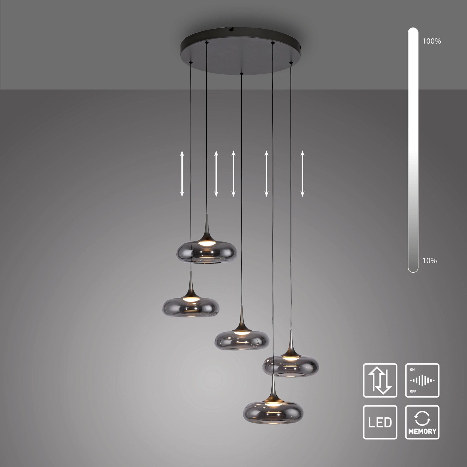 Moderne LED-Pendelleuchte mit fünf höhenverstellbaren, rauchgrauen Glas-Schirmen an runder Deckenplatte, warm leuchtend, Frontansicht leicht von unten