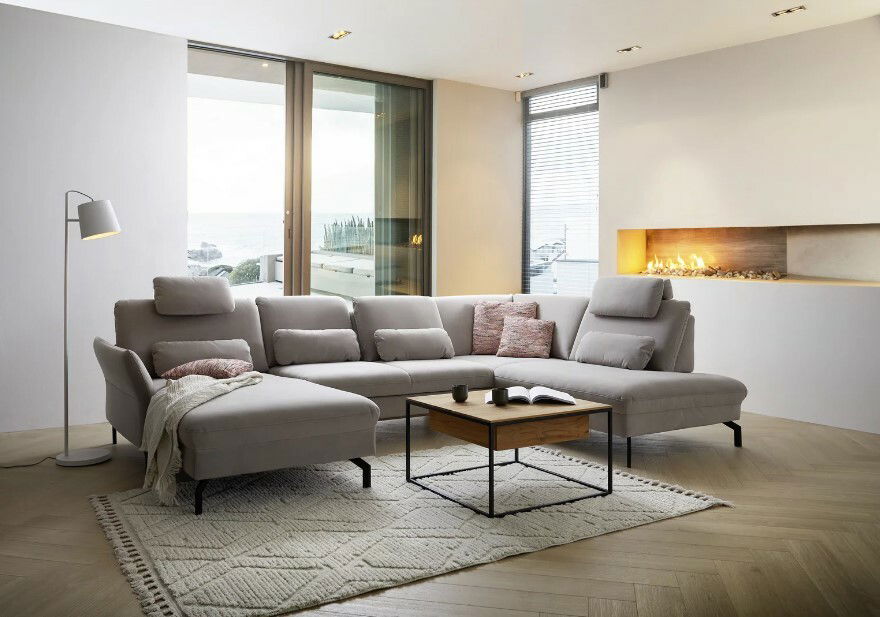 Moderner Beistelltisch aus Holz und Metall in einem stilvollen Wohnzimmer, seitliche Perspektive.