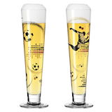 Zwei hohe Biergläser mit Fußballmotiven und Schaumkrone, frontal abgebildet.