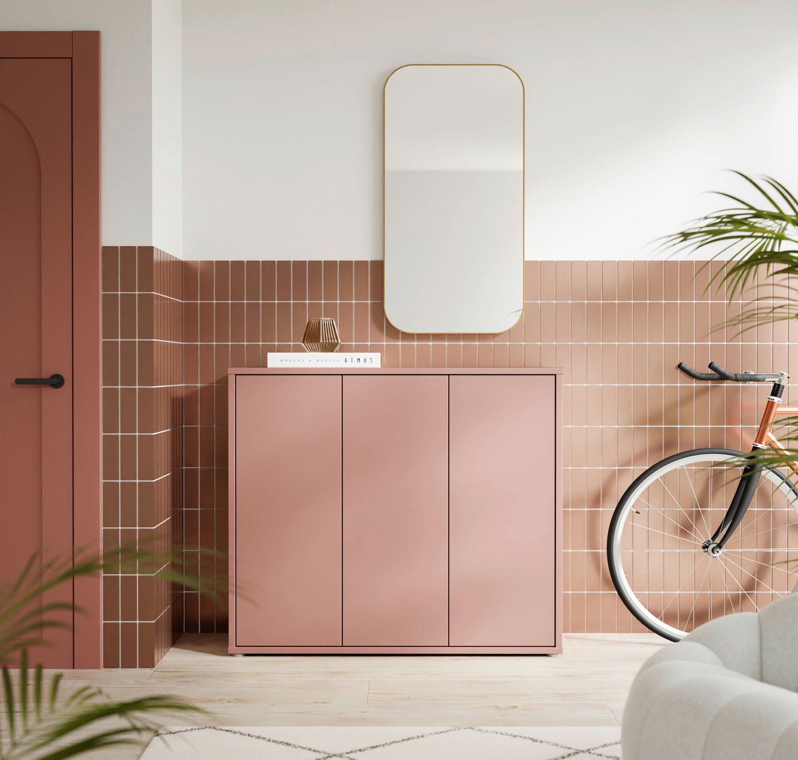 Moderner XL-Schuhschrank in Rosa mit drei Türen, frontal fotografiert, in einem stilvoll eingerichteten Raum mit Spiegel und Fahrrad.