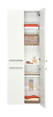 Hochschrank mit geöffneter Tür, gefüllt mit Handtüchern, einem Korb und Pflegeprodukten, Frontalansicht