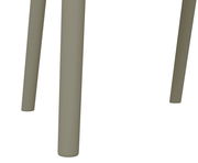 Nahaufnahme der Beine eines Stapelsessels aus Metall, seitliche Perspektive