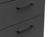 Nahaufnahme einer modernen, dunkelgrauen Kommode mit zwei Schubladen und schwarzen Griffen, seitliche Perspektive.
