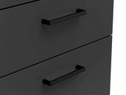 Nahaufnahme einer modernen, dunkelgrauen Kommode mit zwei Schubladen und schwarzen Griffen, seitliche Perspektive.
