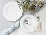 Tafelservice 12-tlg mit weißem Teller und Schüssel, Besteck und Blumenarrangement aus der Vogelperspektive