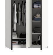 Offener Kleiderschrank in Weiß mit dunklem Rahmen, links Kleiderstange mit hängenden Hemden und Jacken, rechts Regalfächer mit gefalteten Hemden, Jeans, Hut und Accessoires; frontale Ansicht.