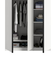 Offener Kleiderschrank in Weiß mit dunklem Rahmen, links Kleiderstange mit hängenden Hemden und Jacken, rechts Regalfächer mit gefalteten Hemden, Jeans, Hut und Accessoires; frontale Ansicht.