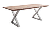 Moderner Esstisch mit Holzplatte und X-förmigen Metallbeinen, seitliche Perspektive