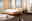 Holzbalkenbett in einem modernen Schlafzimmer mit großen Fenstern, seitliche Perspektive