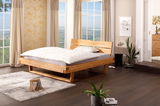 Holzbalkenbett in einem modernen Schlafzimmer mit großen Fenstern, seitliche Perspektive