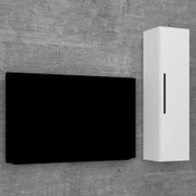 Moderne Wandmontage: weißer Hochschrank mit schwarzem Griff neben schwarzem rechteckigem Paneel vor grauer Betonwand, Ansicht leicht schräg von vorn