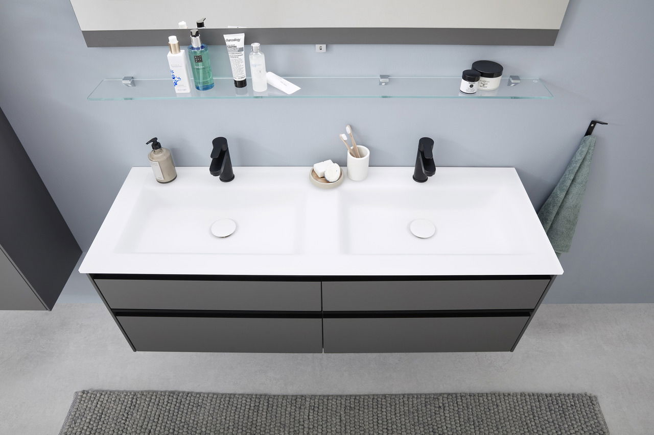 Moderne Badkombination mit Doppelwaschbecken, schwarzer Armatur und Stauraum, aus der Vogelperspektive fotografiert.