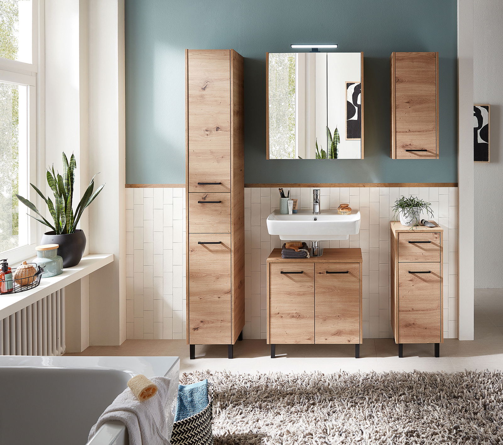 Moderner Hochschrank aus Holz in einem stilvoll eingerichteten Badezimmer, frontal betrachtet.