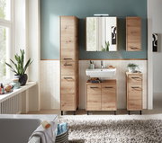 Moderner Hochschrank aus Holz in einem stilvoll eingerichteten Badezimmer, frontal betrachtet.