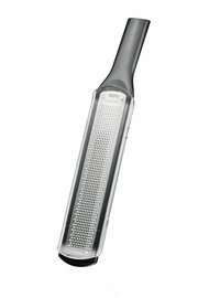 Feinreibe RAFINO in schräger Perspektive, mit ergonomischem Griff und feiner Reibefläche.