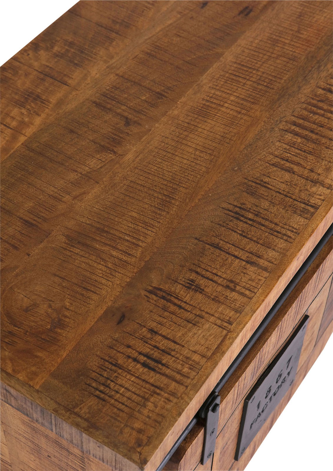 Nahaufnahme eines TV-Lowboards aus Holz mit rustikaler Oberfläche, von oben betrachtet.