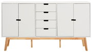 Weißes Sideboard mit vier Schubladen in der Mitte und zwei Türen auf beiden Seiten, auf Holzbeinen stehend, Frontalansicht.