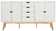 Weißes Sideboard mit vier Schubladen in der Mitte und zwei Türen auf beiden Seiten, auf Holzbeinen stehend, Frontalansicht.