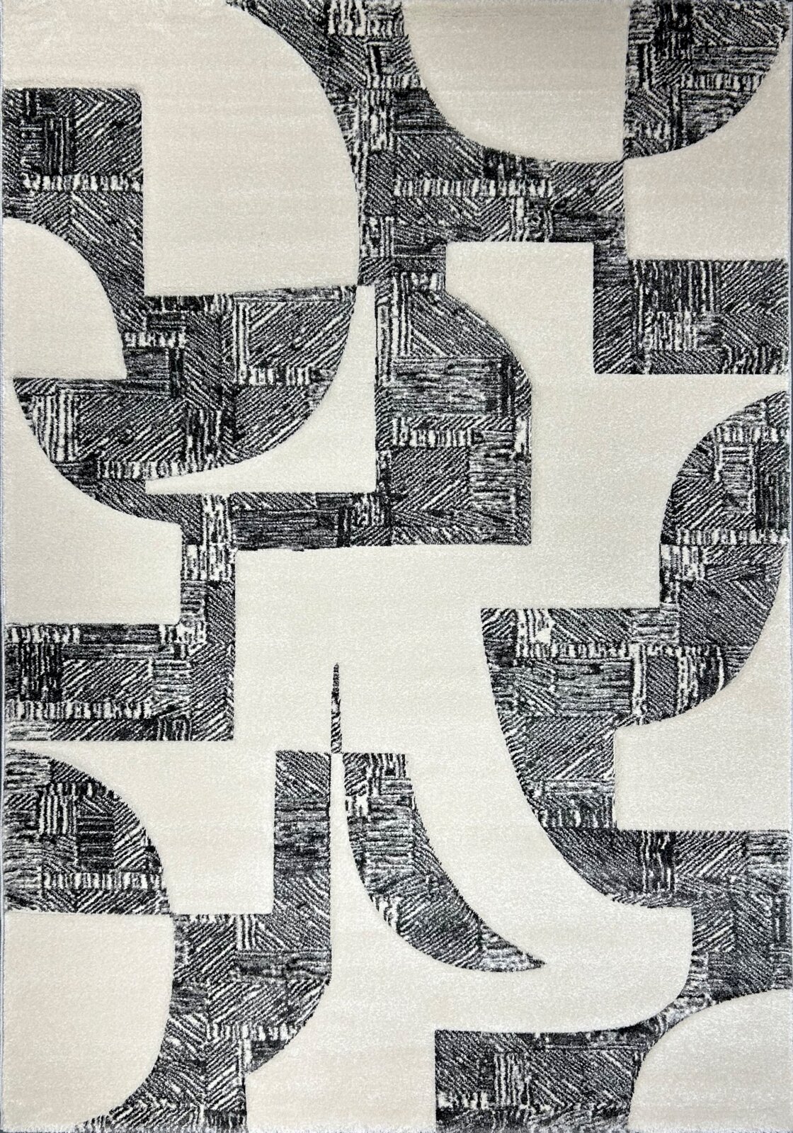 Abstraktes geometrisches Muster in Schwarz und Weiß mit ineinandergreifenden, gebogenen Formen und texturierter Schraffur, frontal von oben aufgenommen.