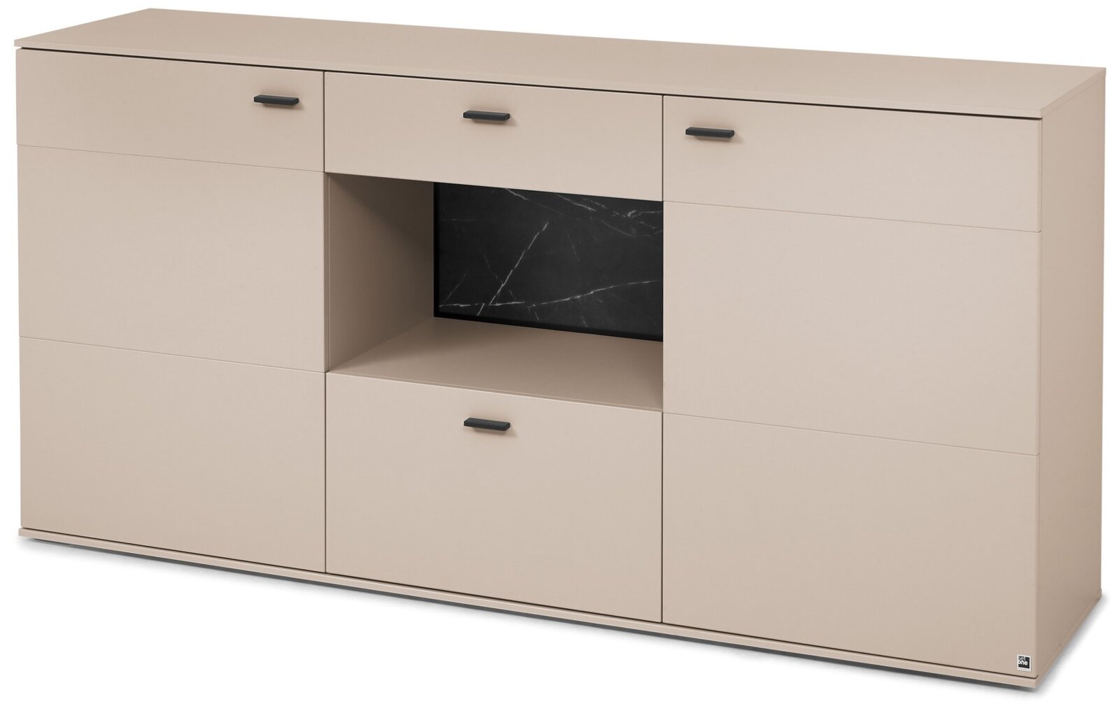 Beiges Sideboard mit vier Schubladen, einer großen Klapptür und offenem Mittelfach mit schwarzer Marmoroptik-Rückwand, Frontansicht leicht schräg von links.