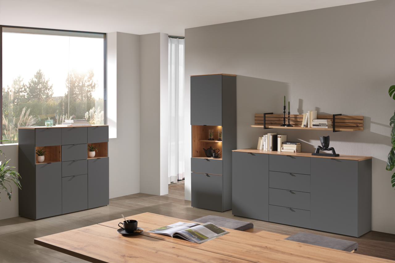 Moderne Wohnzimmermöbel in grauer Farbe mit Holzdetails, bestehend aus Highboard, Sideboard und Wandregal. Perspektive: Frontalansicht.