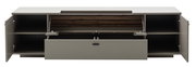 Modernes graues Sideboard/TV-Lowboard mit geöffneten Türen und ausgeklappter Klappe, sichtbarem Holzrückwand-Detail und mittlerer Schublade, frontale Ansicht.
