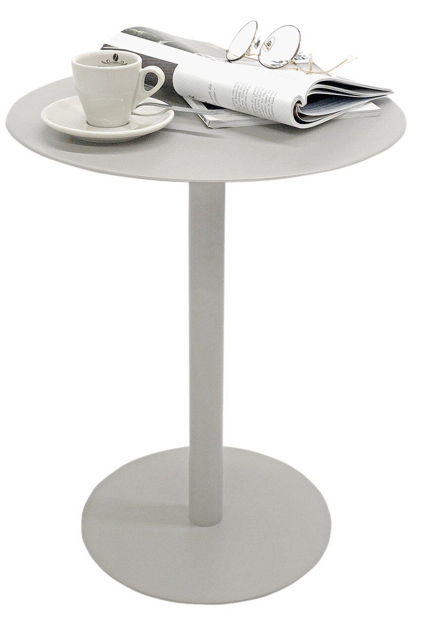 Runder Beistelltisch in Grau mit Tasse, Untertasse, Brille und Zeitschrift, seitliche Perspektive