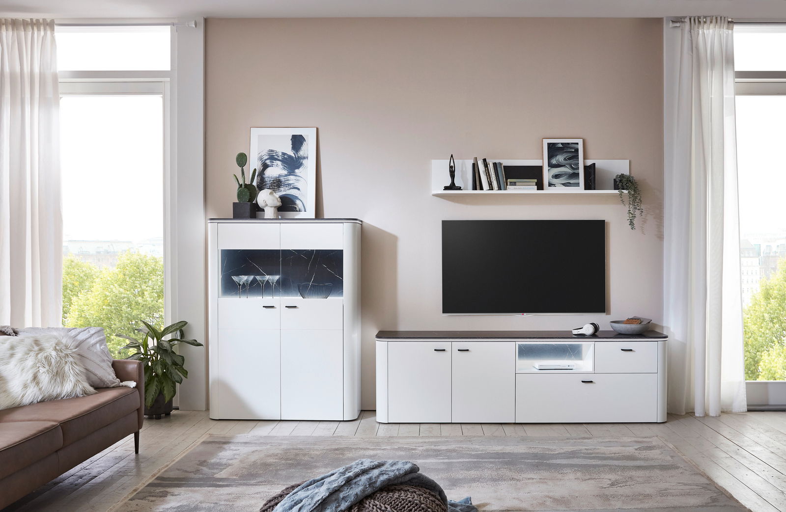 Zurbrüggen Tv-onderkast WAVE Modernes Wohnzimmer mit TV-Unterteil in Weiß, dekoriert mit Pflanzen und Kunstwerken, seitliche Perspektive.