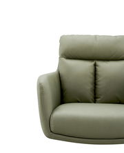 Grüner Armlehnstuhl aus der Vorderansicht, zeigt die linke Seite mit weichen Polstern und modernem Design.