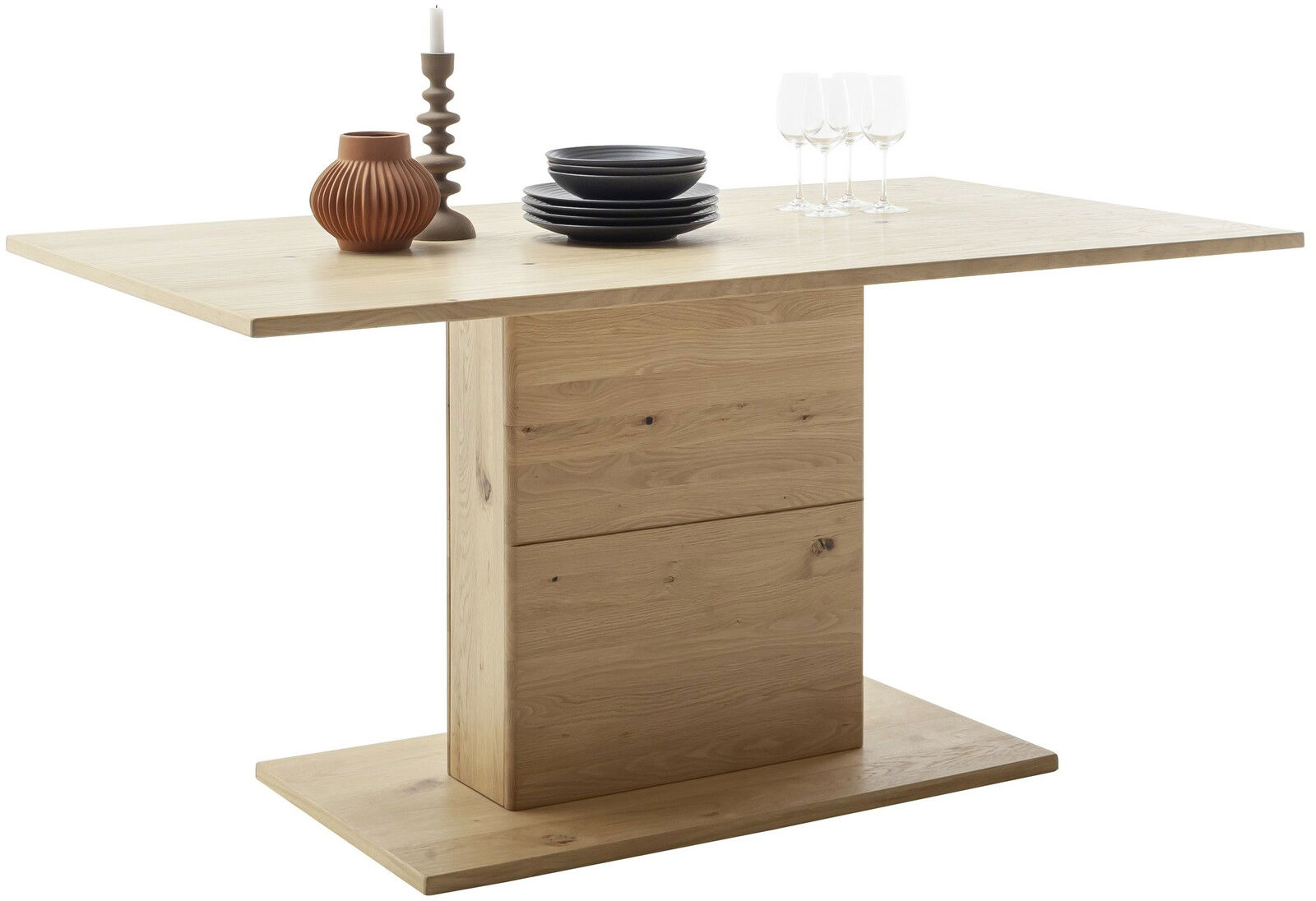 Moderner Esstisch aus hellem Holz mit zentralem Standfuß, dekoriert mit Geschirr und Gläsern, seitliche Perspektive